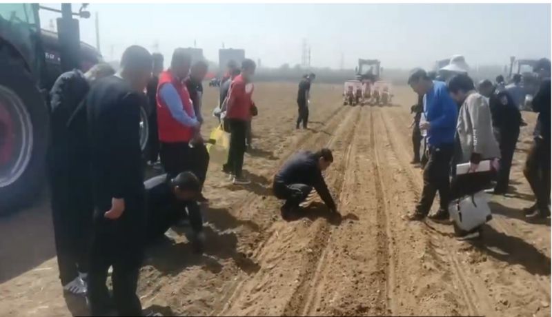 我厂高性能玉米播种机在济南作业演示现场获一致好评